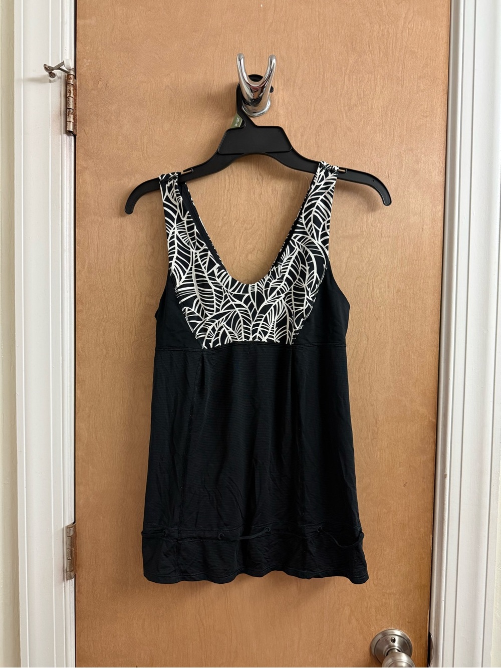 Womens Lululemon Workout Top with Scoop Neck, Black with White Leaf Trim Sz 8